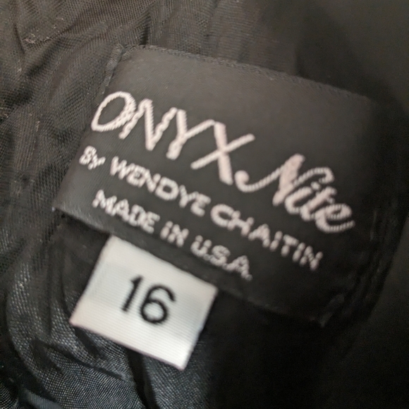 A line sleeveless evening gown - Picture 6 of 6